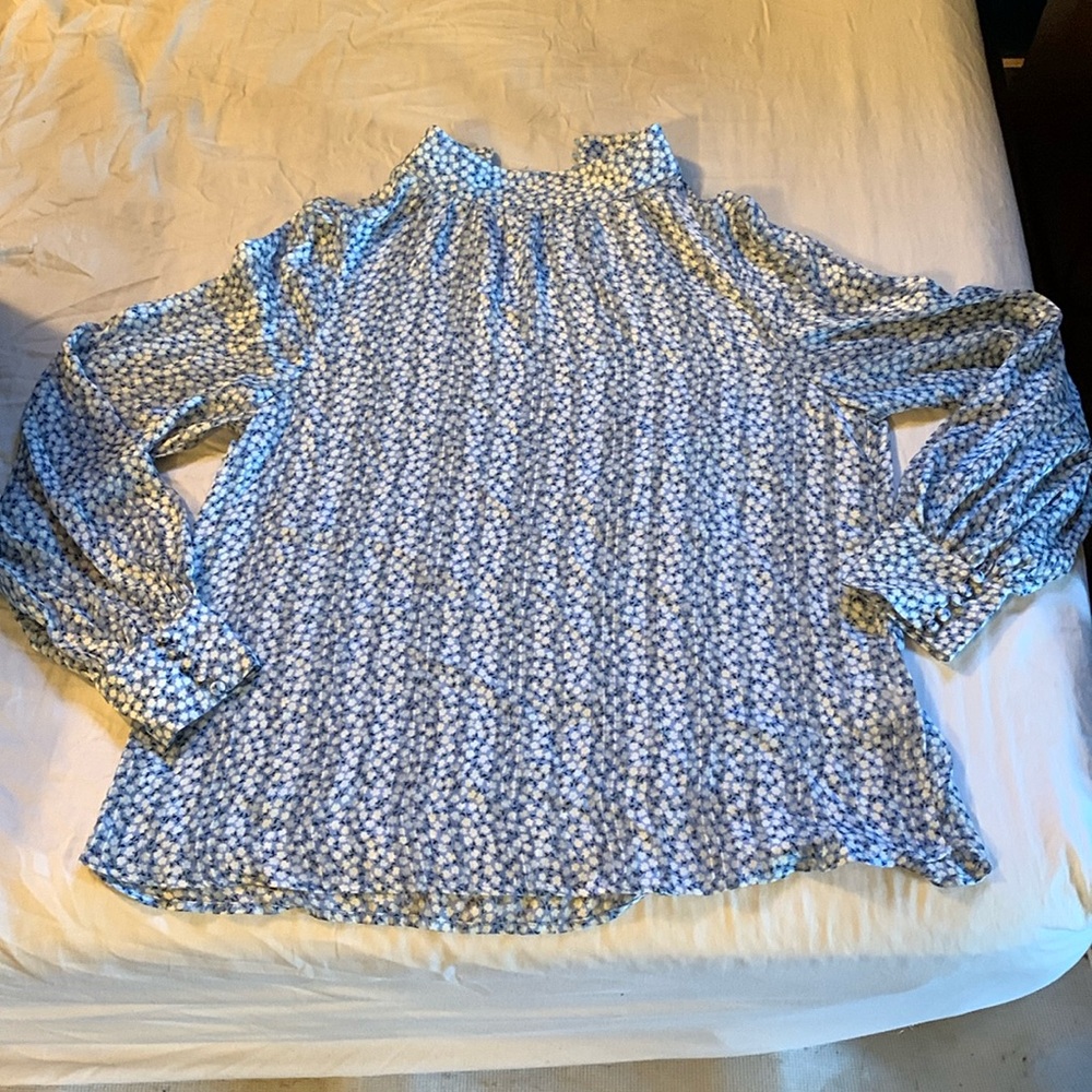 Like new H&M pattern blouse. Size small women’s.